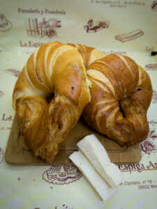 ENROLLADOS-CON-QUESO-panes-sin-gluten-panes-integrales-panes-blancos-panes-dulces-panes-con-masa-madre-panes-artesanos