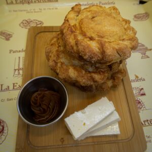 Pastel-gloria-Relleno-de-dulce-de-leche-y-queso-Masa-de-hojaldre-panaderia-madrid-panaderia-y-pasteleria-panaderia-cerca-de-mi-panaderia-colombiana-scaled