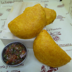 empanadas-fritas-empanadas-de-carne-empanadas-colombianas-empanadas-en-madrid-empanadas-rellenas-de-carne-empanada-con-encebollado